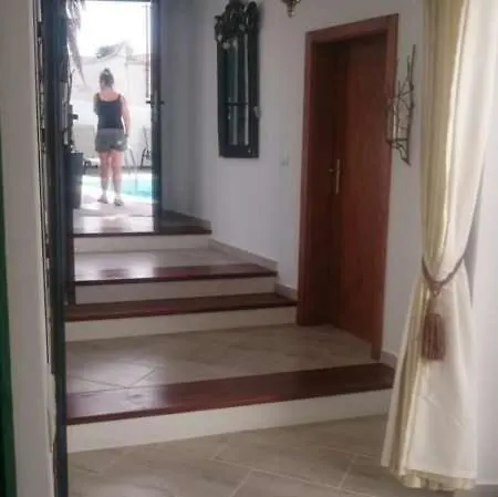 Villa Sleeps 6 Pool Wifi